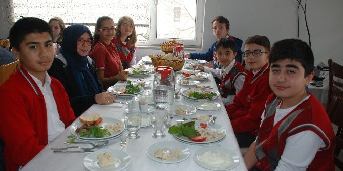 Başarılı Öğrencilere Yemek Ziyafeti