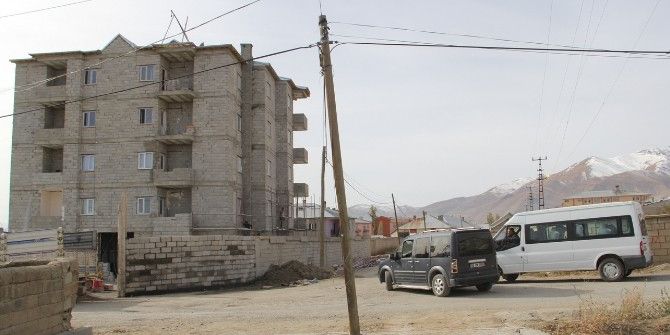 Yollar Genişletilince Direkler Ortada Kaldı