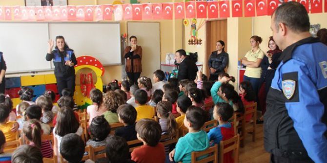 Mersin Polisinden, Küçük Öğrencilere Bilgilendirme