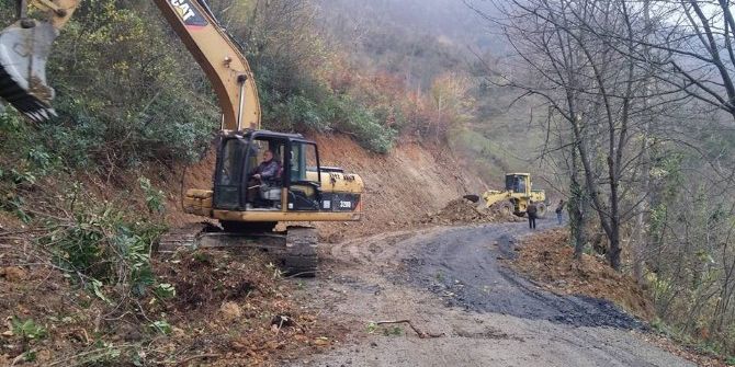 Köy Yollarının Genişletme Çalışmaları Hız Kazandı
