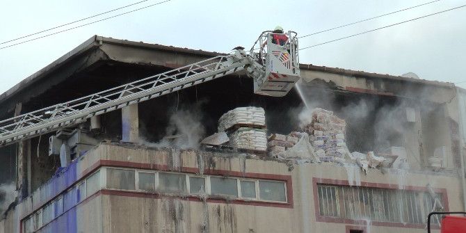 Sultanbeyli’de Patlama Sonrası Çıkan Yangın Kontrol Altında