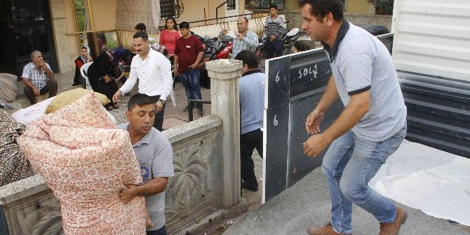 Kirayı Ödeyemeyip Sokağa Atılan 6 Çocuklu Aileye Belediye Sahip Çıktı
