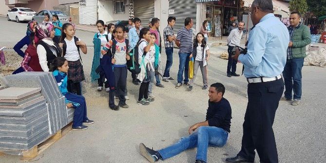 Motosiklet Öğrenciye Çarptı: 3 Yaralı