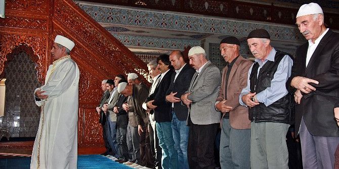 Eller Semaya Şehit Kaymakam İçin Açıldı