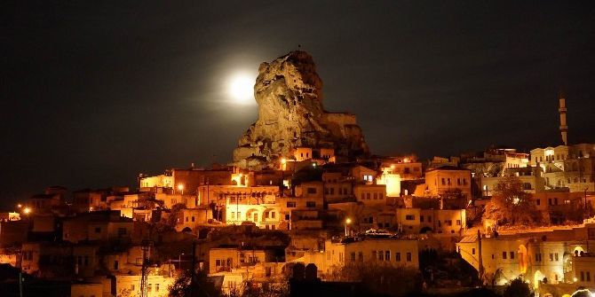“Süper Ay” Kapadokya’da Kartpostallık Görüntüler Verdi