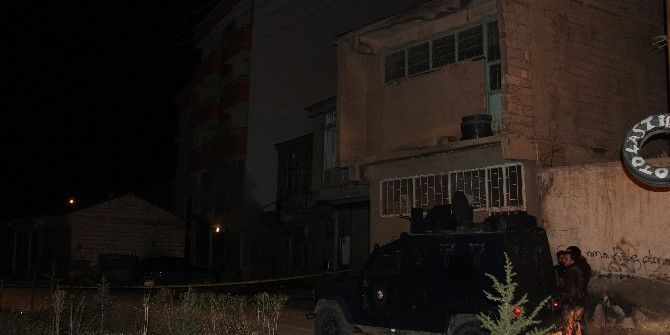Ak Parti Muradiye İlçe Binasına Bombalı Saldırı Yapıldı