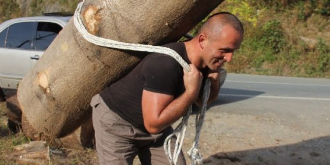 203 Kilogramlık Kütüğü Sırtında Taşıdı