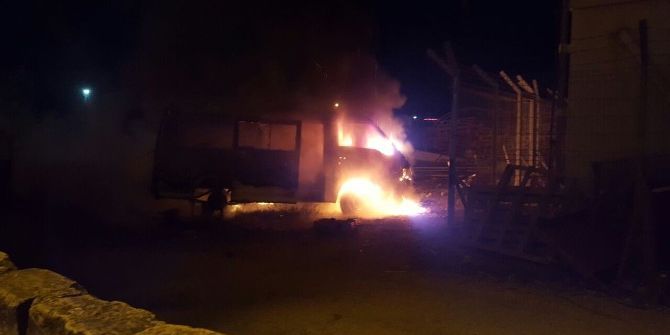 Park Halindeki Hurda Minibüs Yandı