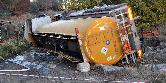 Mazot Yüklü Tır Şarampole Yuvarlandı: 1 Ölü