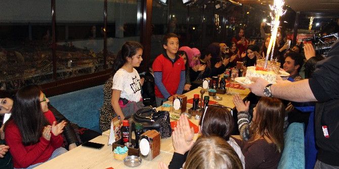Suriyeli Sokak Çocuklarına Sürpriz Doğum Günü