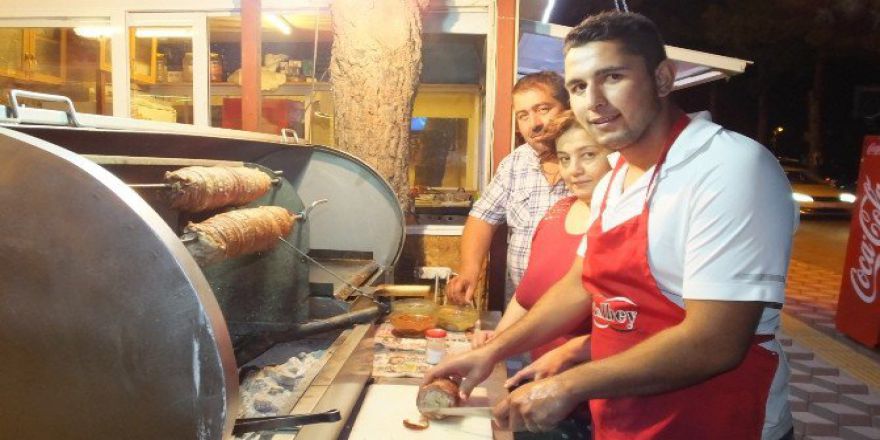 Burhaniye’de Yazlıkçılar Kokoreci Sevdi