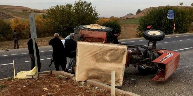 Otomobil İle Traktör Çarpıştı: 2 Yaralı