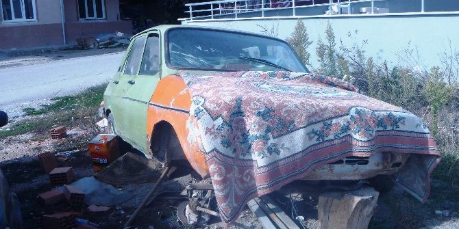 Mahalle Aralarındaki Hurda Araçlar Tehlike Saçıyor