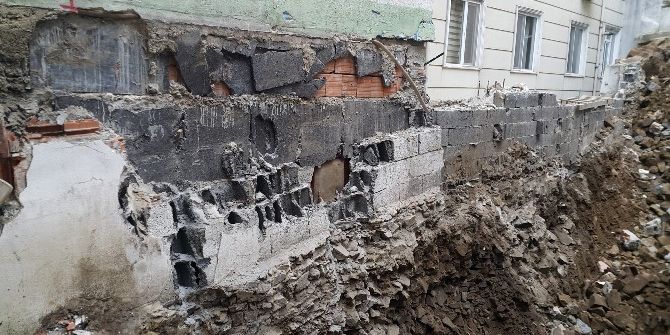 Yatak Odasında Uyurken Başına Tuğla Düştü