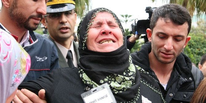 Şehit Uzman Çavuş’u Silah Arkadaşları Selam Ve Dualarla Uğurladı, Eşi Ve Annesi Gözyaşlarına Boğuldu