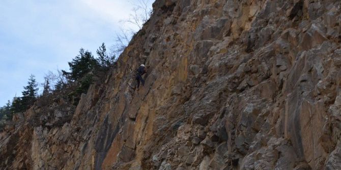 Trabzon-gümüşhane Karayolunda Yol Güvenliğini Tehlikeye Düşüren Kayalar Tıraşlanıyor