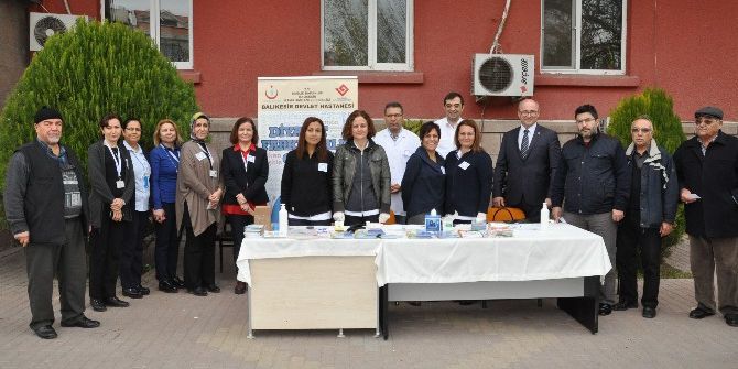 Hastane Bahçesinde Şeker Ölçümü Yapıldı
