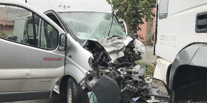 Köy Yolunda Kafa Kafaya Çarpıştılar: 2 Yaralı