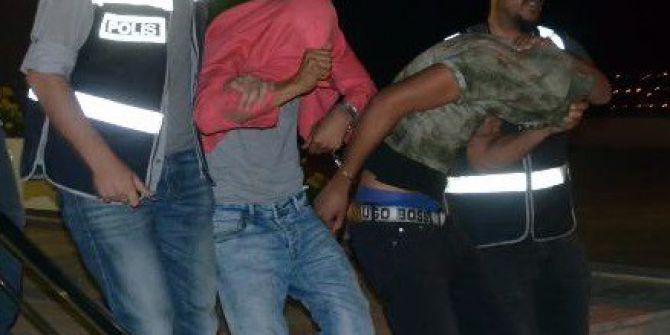 Televizyondan Esinlenip, Kendilerine Polis Süsü Vermişler