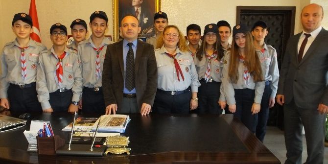 Burhaniyeli İzciler Kaymakam Öner’i Ziyaret Etti