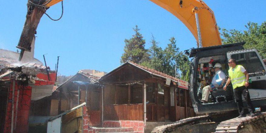 30 Yıllık Seven Çarşısı’nın Yıkımında İlk Kepçe Darbesini Başkan Yağcı Vurdu
