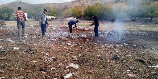 Sınıf Öğretmeni Ve Köylüler El Ele Verip Köyü Temizledi