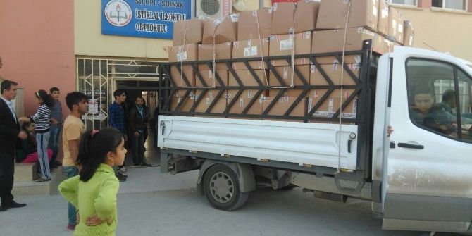 Silopi’deki 748 Öğrenciye Giysi Ve Bot Yardımı