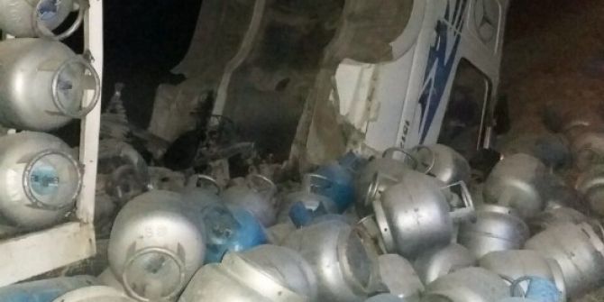 Tüp Yüklü Kamyon Devrildi: 1 Yaralı