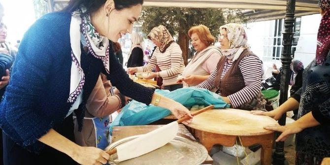 Ak Parti’li Kadınlar Öğrenciler İçin Düzenlenen Kermese Destek Verdi