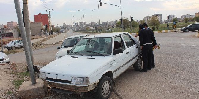 İki Otomobil Çarpıştı: 3 Yaralı