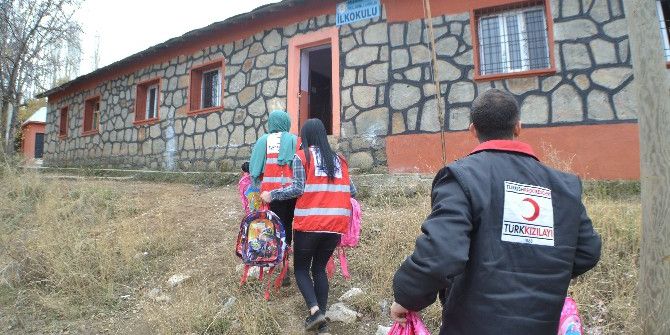Kızılaydan Bitlisli Öğrencilere Kırtasiye Yardımı