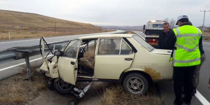 Kontrolden Çıkan Otomobil Refüje Çarptı: 1 Yaralı