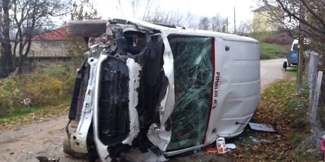 Bartın’da Direğe Çarpan Minibüs Devrildi: 1 Yaralı