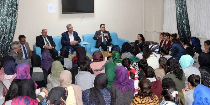 Vali Işın, Kız Öğrenci Yurdunu Ziyaret Etti