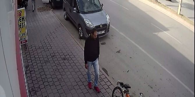 Hafif Ticari Aracı Böyle Çaldı, Polisten Kaçamadı