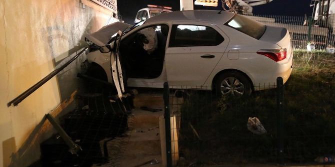 Kontrolü Kaybedilen Otomobil Cami Duvarına Çarptı: 5 Yaralı