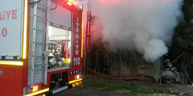 Adıyaman’da Odunluk Yangını Büyümeden Söndürüldü