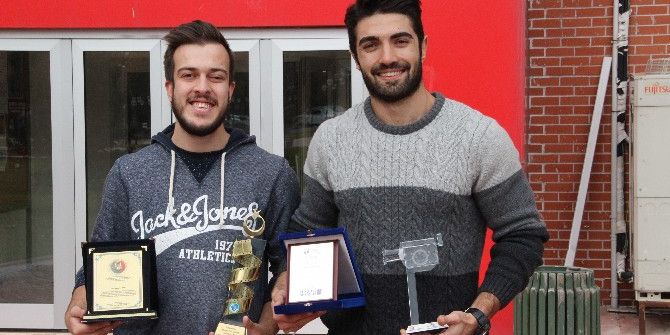 Anadolu Üniversitesi Öğrencileri Ödüle Doymuyor