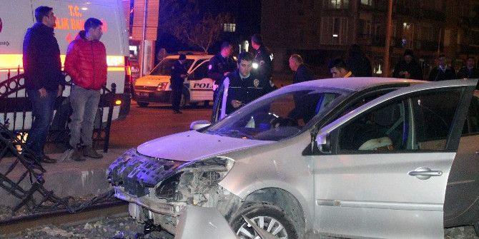 Otomobil Tramvay Hattına Düştü: 1 Yaralı