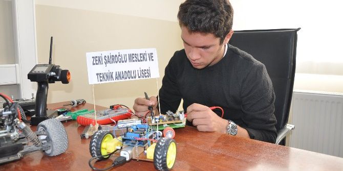 Kısıtlı İmkanlarla Meslek Lisesinde Robot Yapıyor