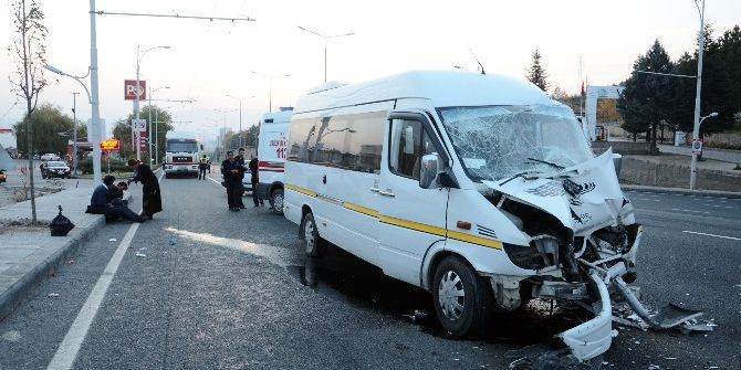 Öğrenci Servisi Tır’a Çarptı: 18 Yaralı