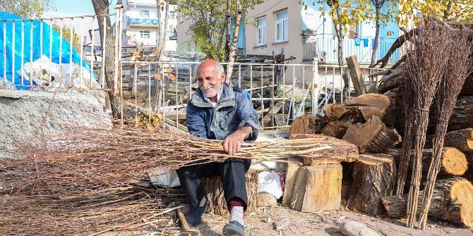 Çalı Süpürgesi Satarak Üç Çocuğunu Okutuyor