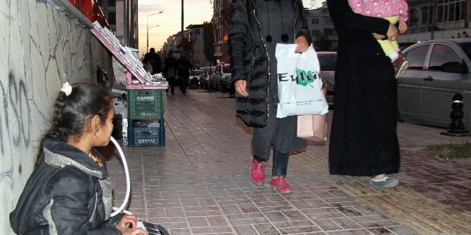 Suriyeli Çocuk Melodika Çalarak Para Kazanıyor