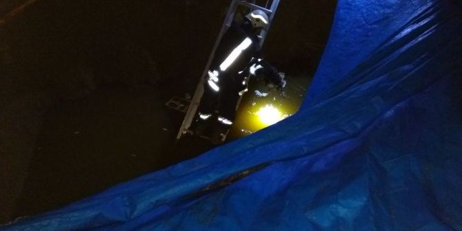 İnşaat Çukuruna Düşen Köpeği İtfaiye Kurtardı