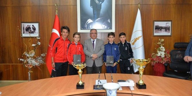 Vali’den Şampiyonlara Ödül