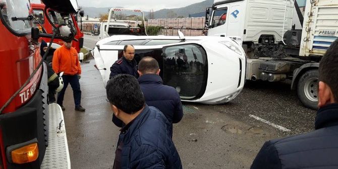 Kamyonun Çarptığı Otomobil Devrildi: 2 Yaralı