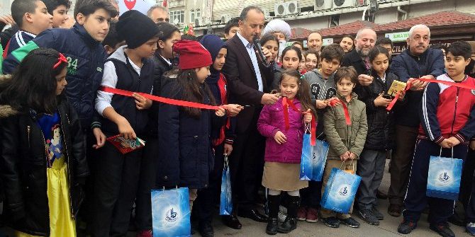 Minikler Kumbaralarındaki Son Kuruşa Kadar Kitap Aldı
