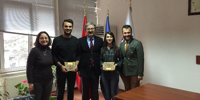 Anadolu Üniversitesi Hukuk Fakültesi Tiyatro Topluluğu Sui Generis’e 2 Ödül