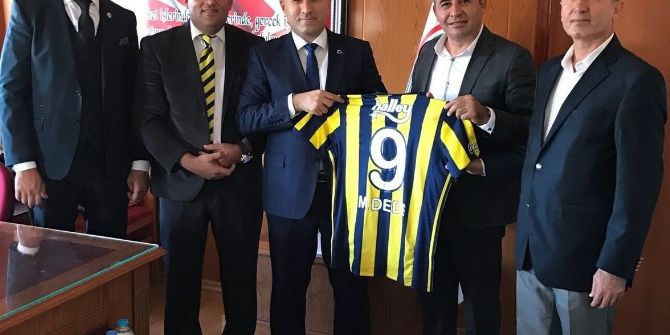 Didimli Fenerbahçeliler Kaymakam Ve Başsavcıya Forma Hediye Etti