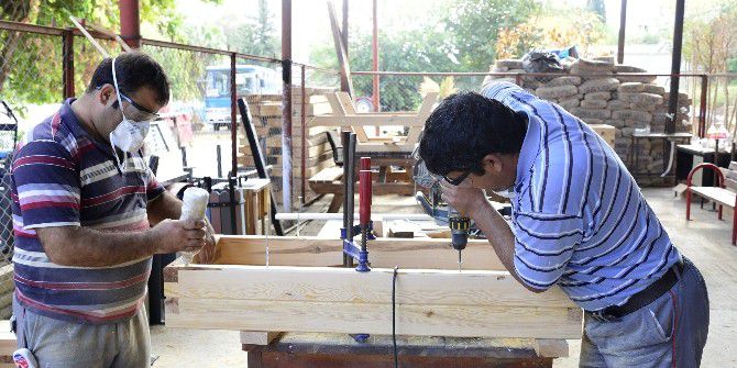 Büyükşehir Belediyesi, Oturma Gruplarını Ahşap Atölyesinde Üretiyor